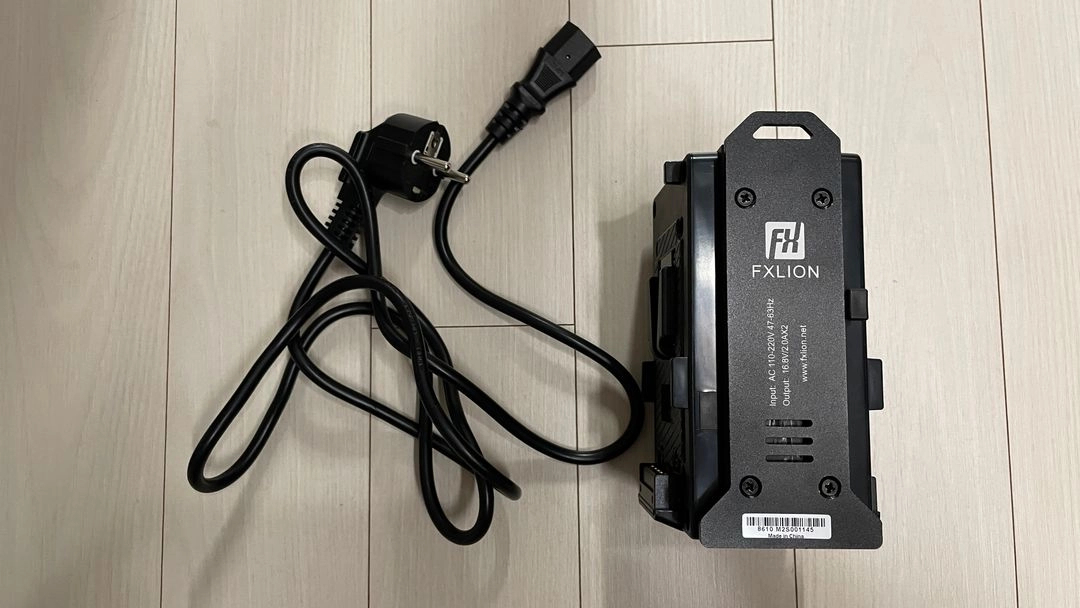 V마운트 충전기 FXLION FX-M2S 이미지