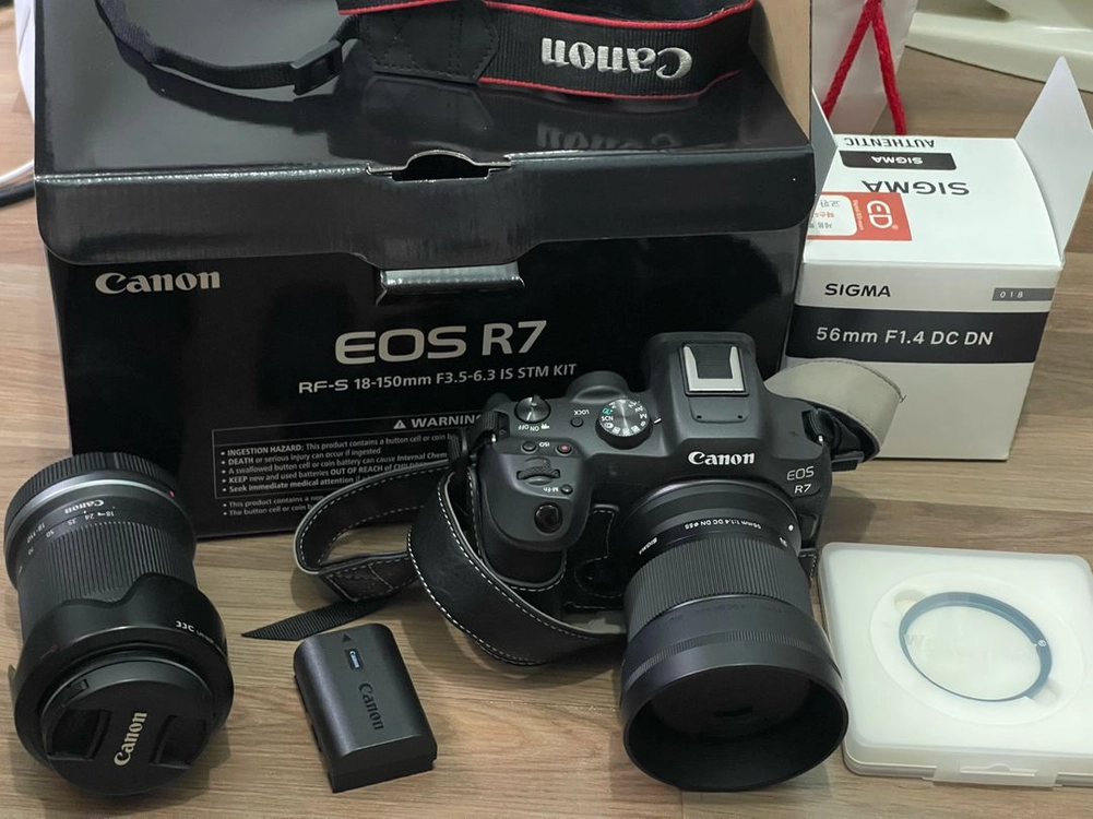 캐논 eos r7 + 18-150번들렌즈 + 시그마 56mm f1.4 방진방적렌즈 + 배터리 여분 - 안심되는 중고거래