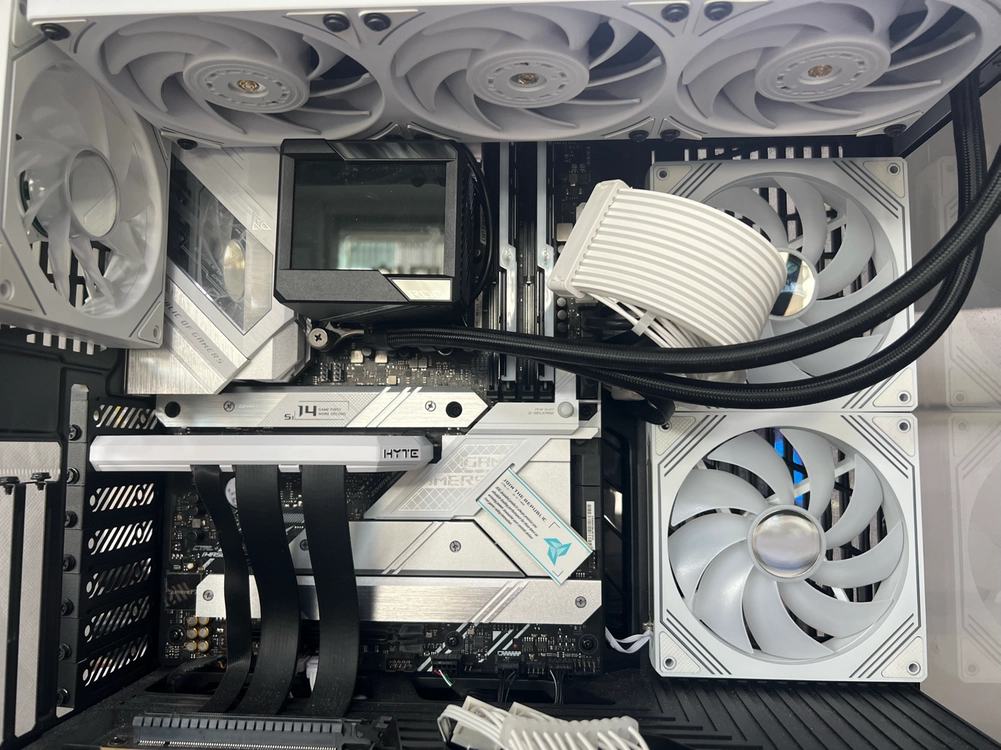 인텔 I7-13700K 스트릭스D4 - 안심되는 중고거래