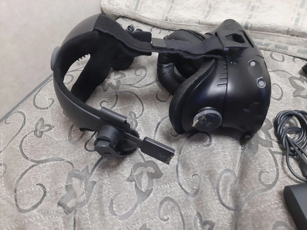 htc vive vr.컨트롤러2개.미기어게이트2개 일괄 7천원. b급 vr헤드셋은 그냥드림. 이미지