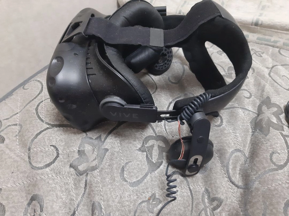 htc vive vr.컨트롤러2개.미기어게이트2개 일괄 7천원. b급 vr헤드셋은 그냥드림. 이미지