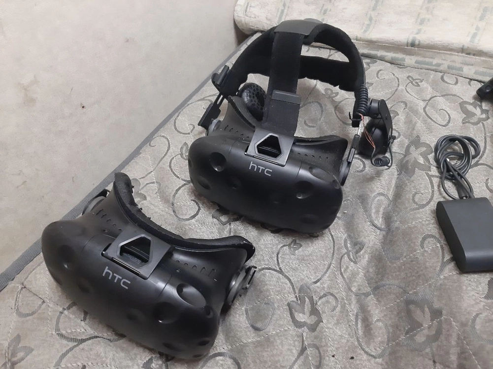 htc vive vr.컨트롤러2개.미기어게이트2개 일괄 7천원. b급 vr헤드셋은 그냥드림. 이미지