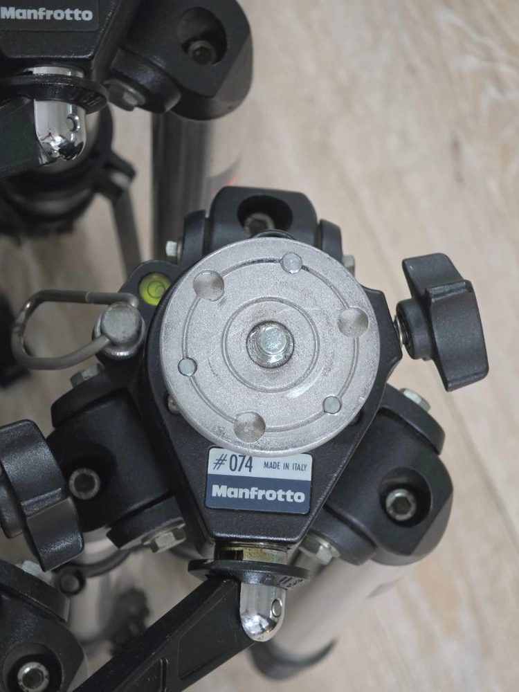 맨프로토 Manfrotto 대형 삼각대 이미지