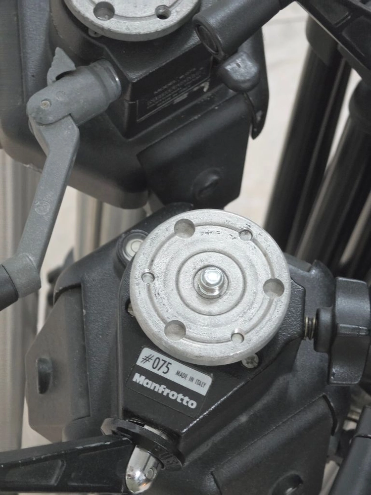 맨프로토 Manfrotto 대형 삼각대 이미지
