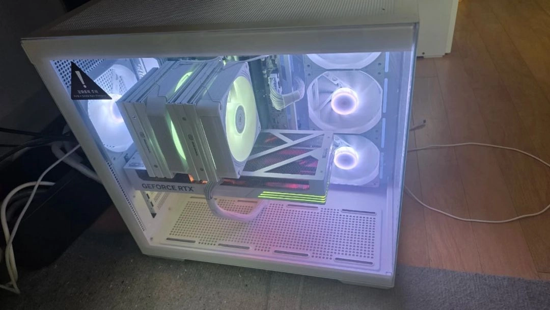 라이젠 9800X3D + 갤럭시 RTX 5070 화이트 어항 본체 (윈11 정품) - 안심되는 중고거래