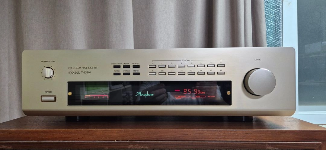 아큐페이즈 T-109V Accuphase tuner T109V 튜너 이미지