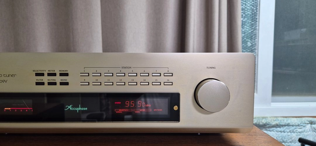 아큐페이즈 T-109V Accuphase tuner T109V 튜너 이미지