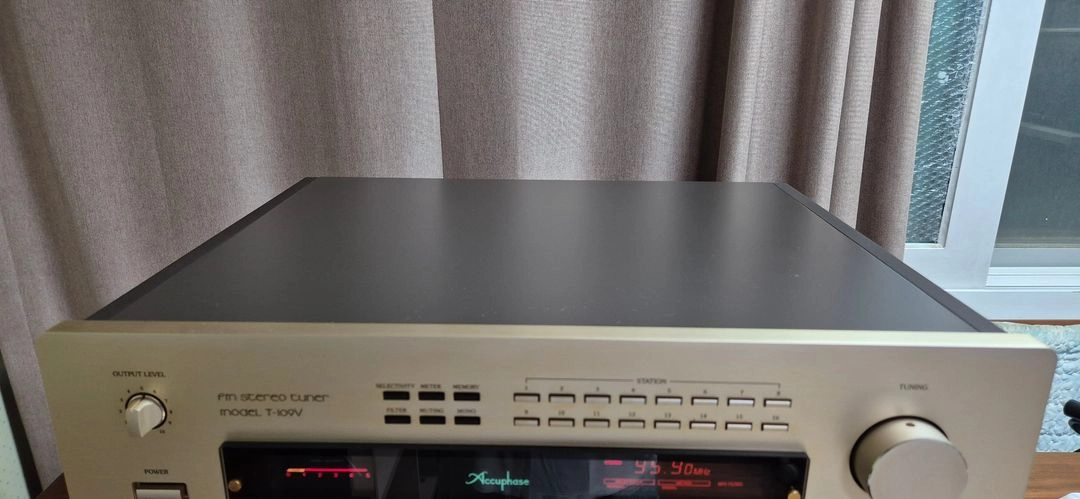 아큐페이즈 T-109V Accuphase tuner T109V 튜너 이미지