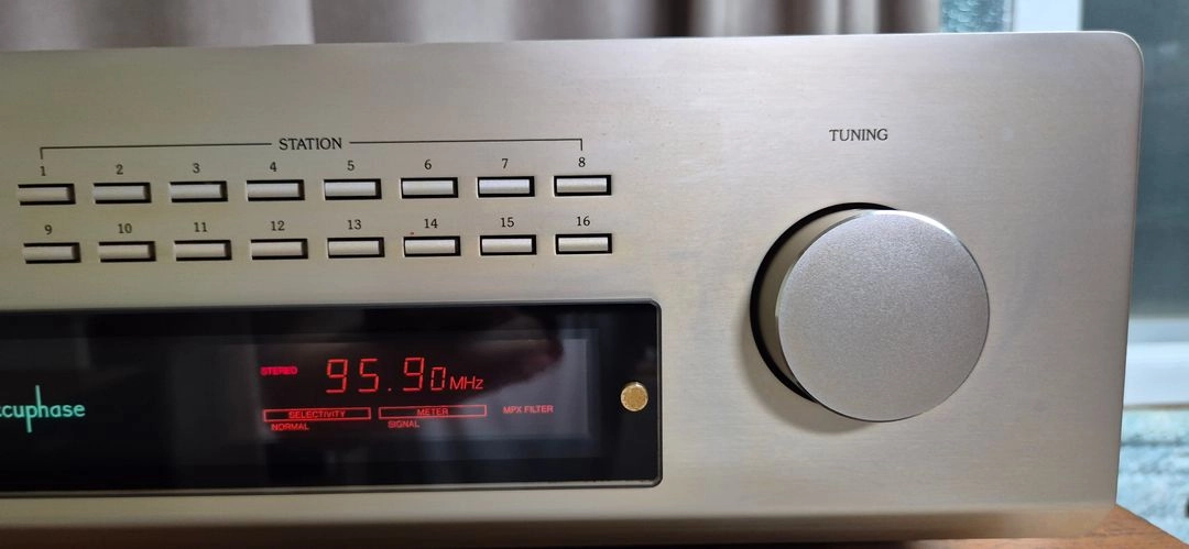 아큐페이즈 T-109V Accuphase tuner T109V 튜너 이미지