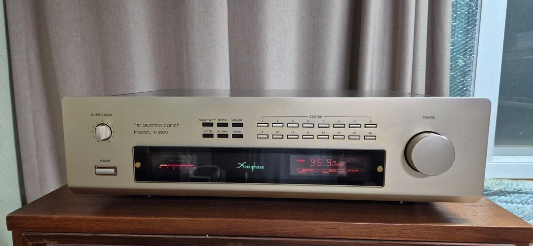 아큐페이즈 T-109V Accuphase tuner T109V 튜너 이미지
