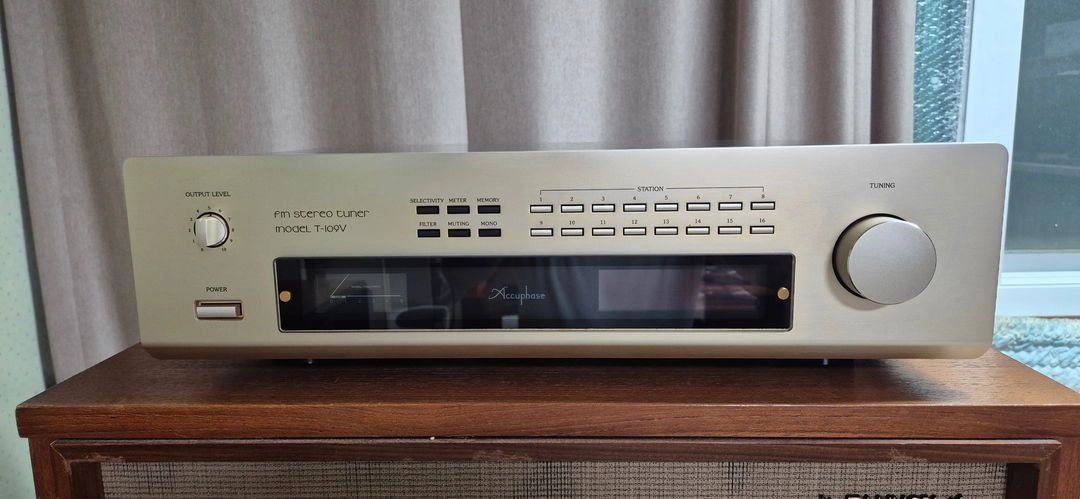 아큐페이즈 T-109V Accuphase tuner T109V 튜너 이미지