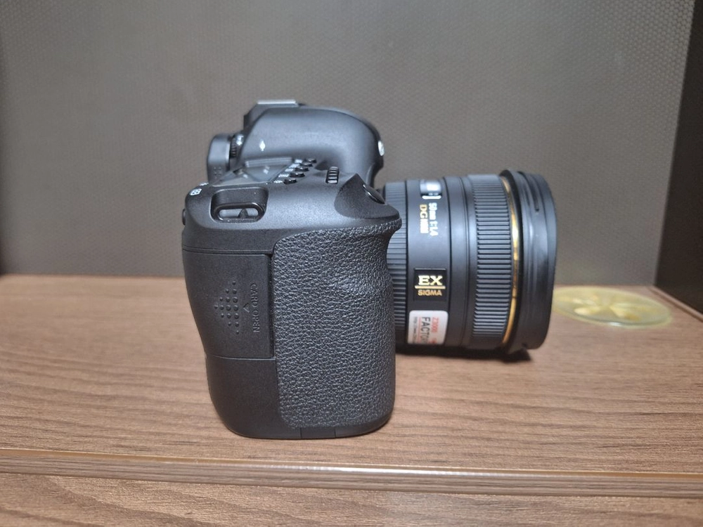 캐논 EOS 6D 카메라 시그마 50mm f1.4 렌즈 포함 이미지