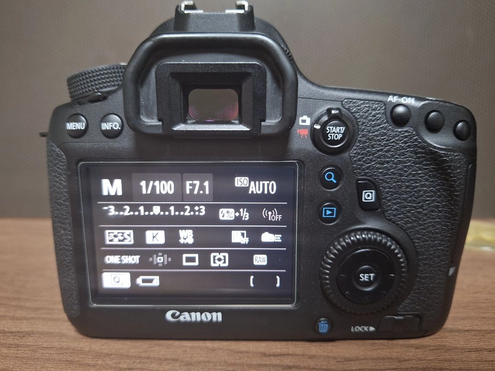 캐논 EOS 6D 카메라 시그마 50mm f1.4 렌즈 포함 이미지
