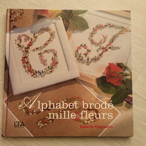 프랑스자수 알파벳 이니셜 꽃 자수 책 이미지