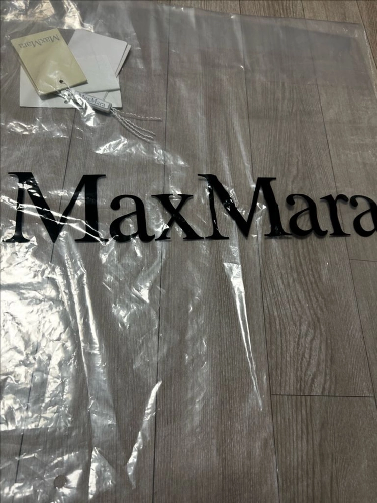 막스마라 MaxMara 포장 판매합니다. 이미지