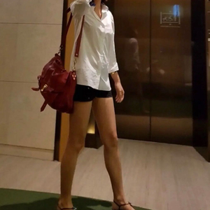 까르뱅화이트셔츠 이미지