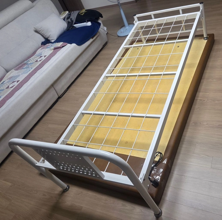 메탈 침대 프레임 이미지