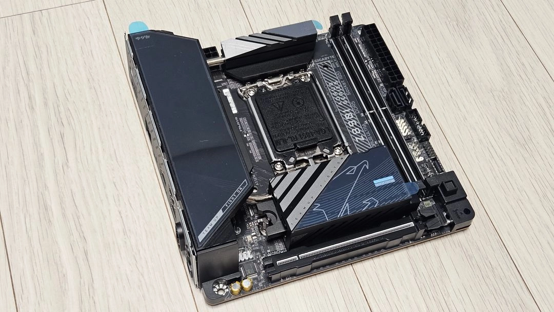 GIGABYTE Z890I AORUS ULTRA 메인보드 이미지