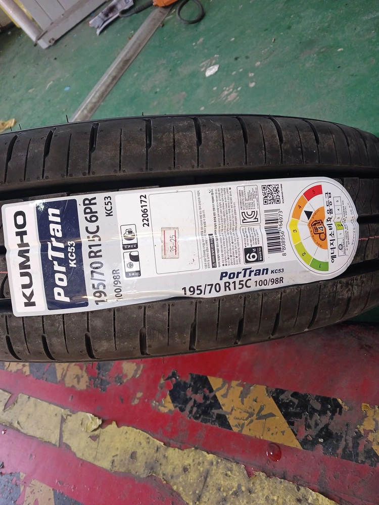 195/70R15C KC53 타이어 세트 이미지