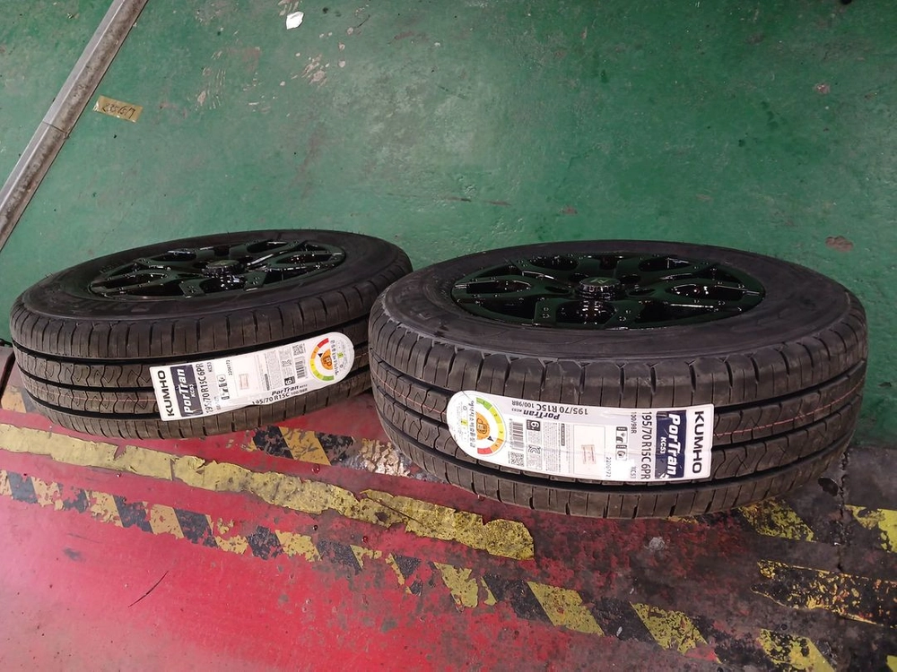 195/70R15C KC53 타이어 세트 이미지