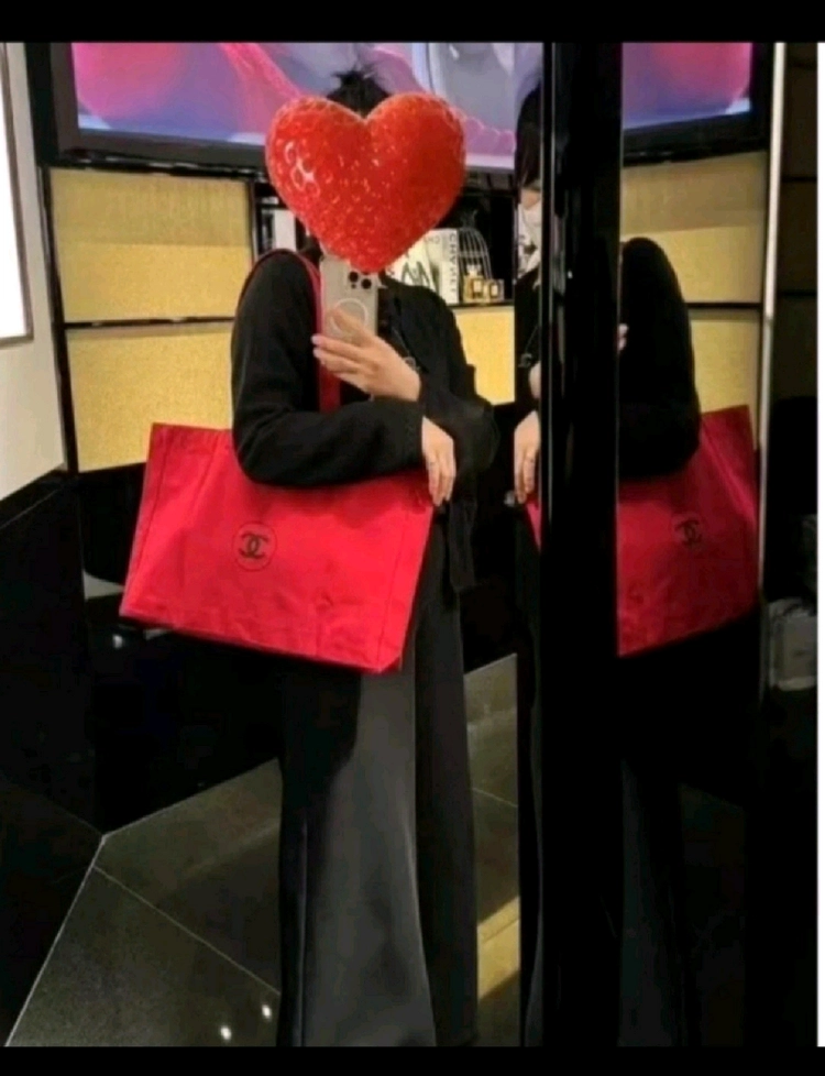 새제품)샤넬 토트백,레드 까멜리아 에코백 이미지