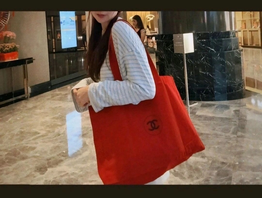 새제품)샤넬 토트백,레드 까멜리아 에코백 이미지