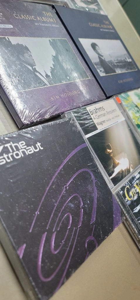 [미개봉 포함] 김호중 한정판 LP 2종 + 미개봉소장용 CD 14장 일괄 판매 거실에 소장하던 CD들을 일괄 정리 이미지