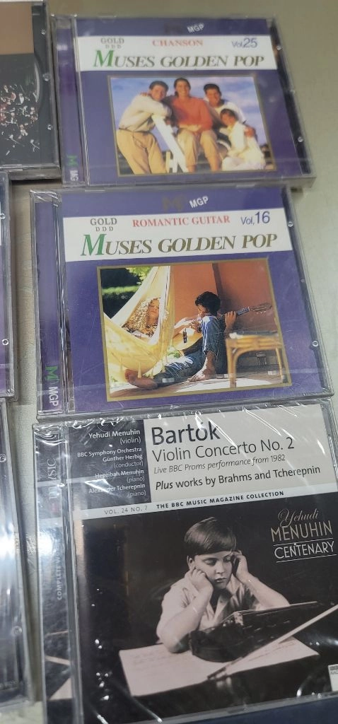 [미개봉 포함] 김호중 한정판 LP 2종 + 미개봉소장용 CD 14장 일괄 판매 거실에 소장하던 CD들을 일괄 정리 이미지