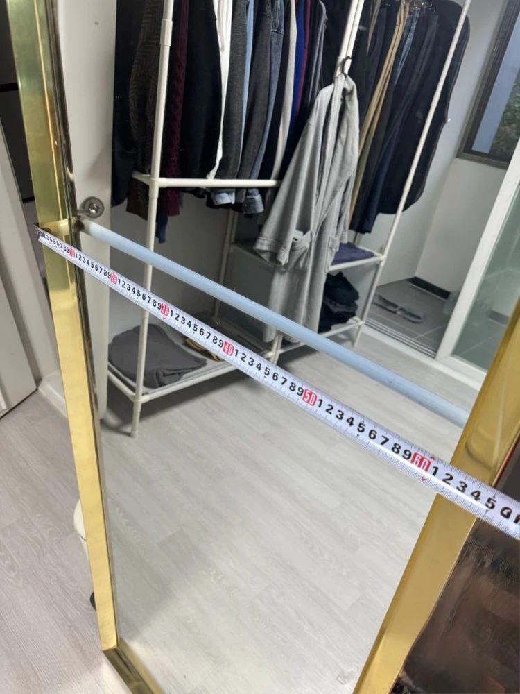 골드 프레임의 거치형 전신거울 이미지