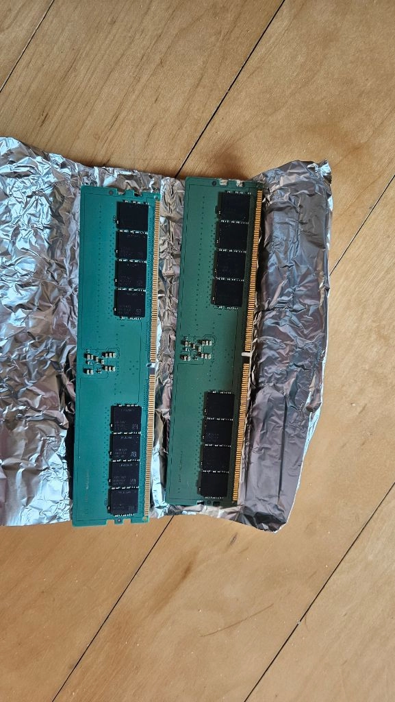 삼성 DDR5 32GB 4800 데스크탑용 메모리 팝니다. 판매가격은 1개 판매가격이며, 판매가능 수량은 총 2개입 이미지