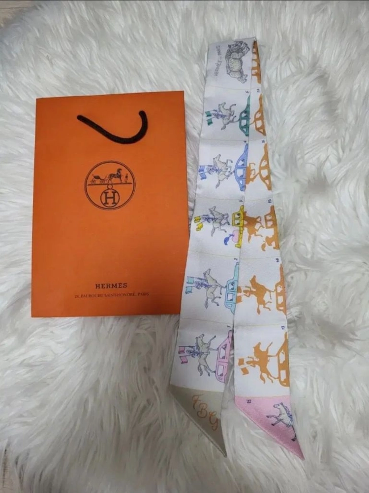 에르메스 트윌리 스카프 퍼레이드 트윌리 그리 빼를르/베르/죤 이미지