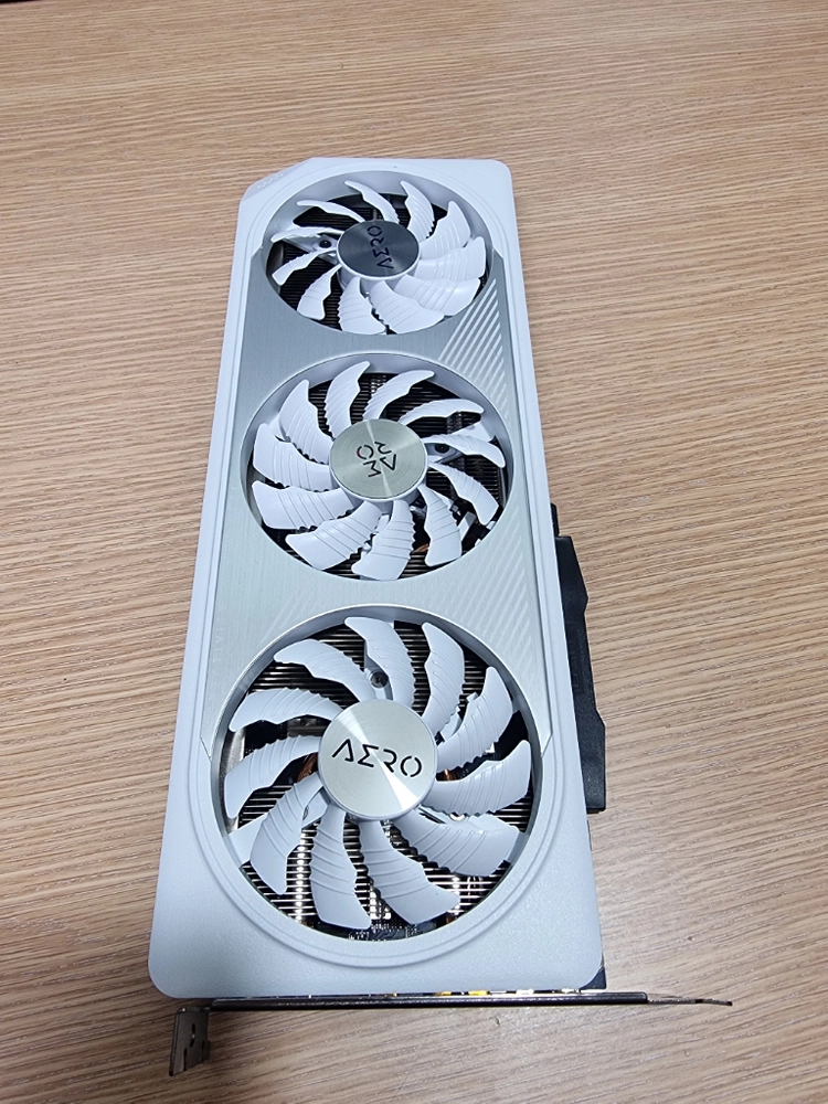 기가바이트 rtx 4060 에어로 8gb 화이트 그래픽카드 판매합니다. - 안심되는 중고거래