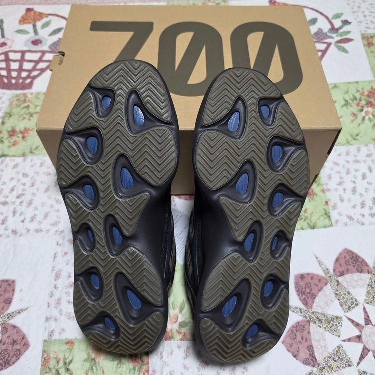 [300] 아디다스 이지 700 V3 클레이 브라운 이미지