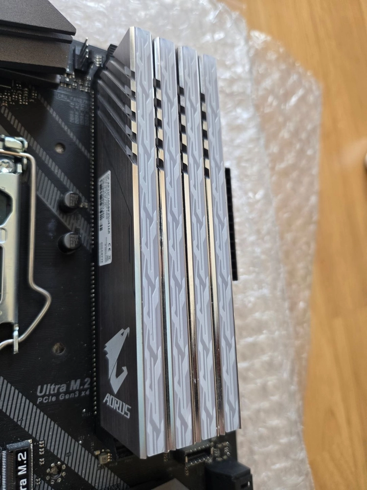 GIGABYTE AORUS RGB DDR4-3200 16GB (8GB x 2개 + AORUS RGB 데모 더미 램) 이미지