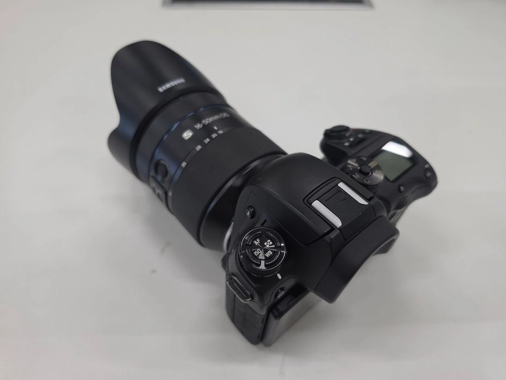 삼성 nx1 바디와 nx16-50mm f2-2.8 ois 슈퍼맨 s 16-50mm 렌즈 판매합니다 이미지