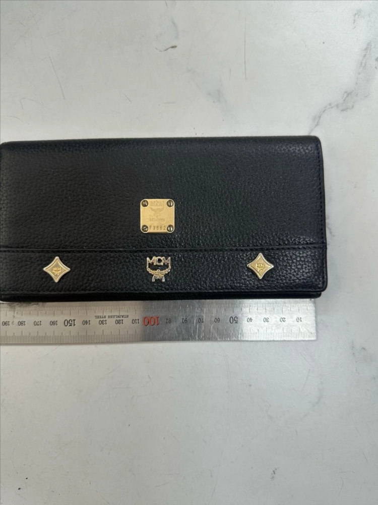 정품 MCM 성주 인수 전 오리지널 독일 빈티지 뮌헨 블랙 그레인 레더 골드 플레이트 스터드 엠블럼 슬림 장지갑 이미지