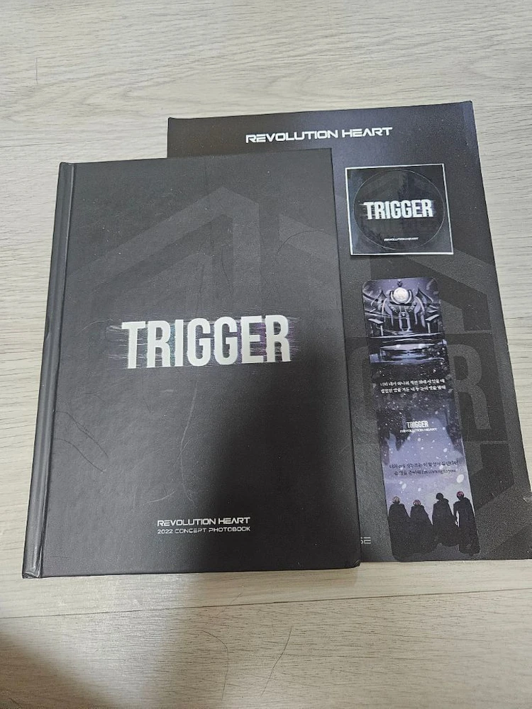 레볼루션 하트(현 리레볼루션) 트리거 포토북 - 안심되는 중고거래