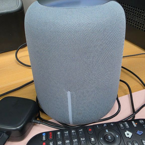 AI 스피커 + 스마트 TV 이미지