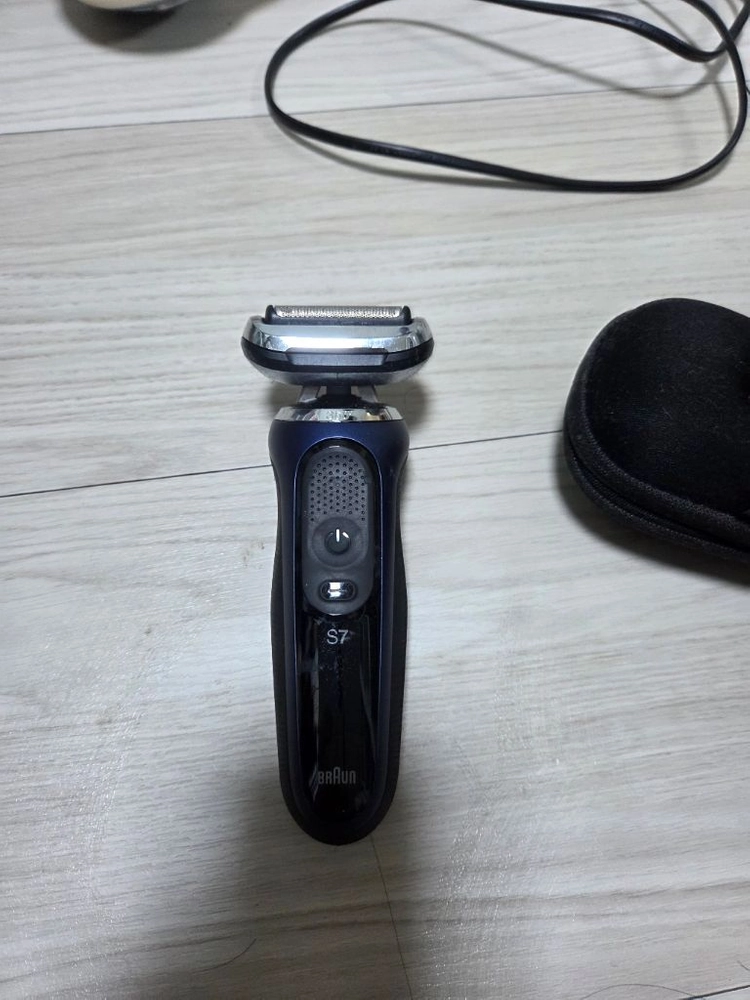 브라운 s7 전기면도기 세척스테이션 포함 이미지