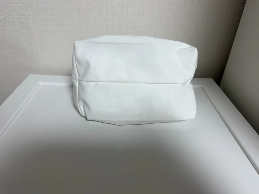 샤넬 뷰티 화이트 파우치 이미지