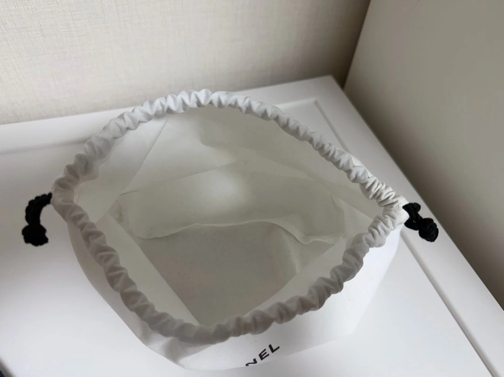 샤넬 뷰티 화이트 파우치 이미지