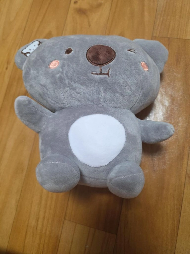 회색 곰 윙크 동물 캐릭터 봉제인형 이미지