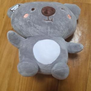 회색 곰 윙크 동물 캐릭터 봉제인형 이미지