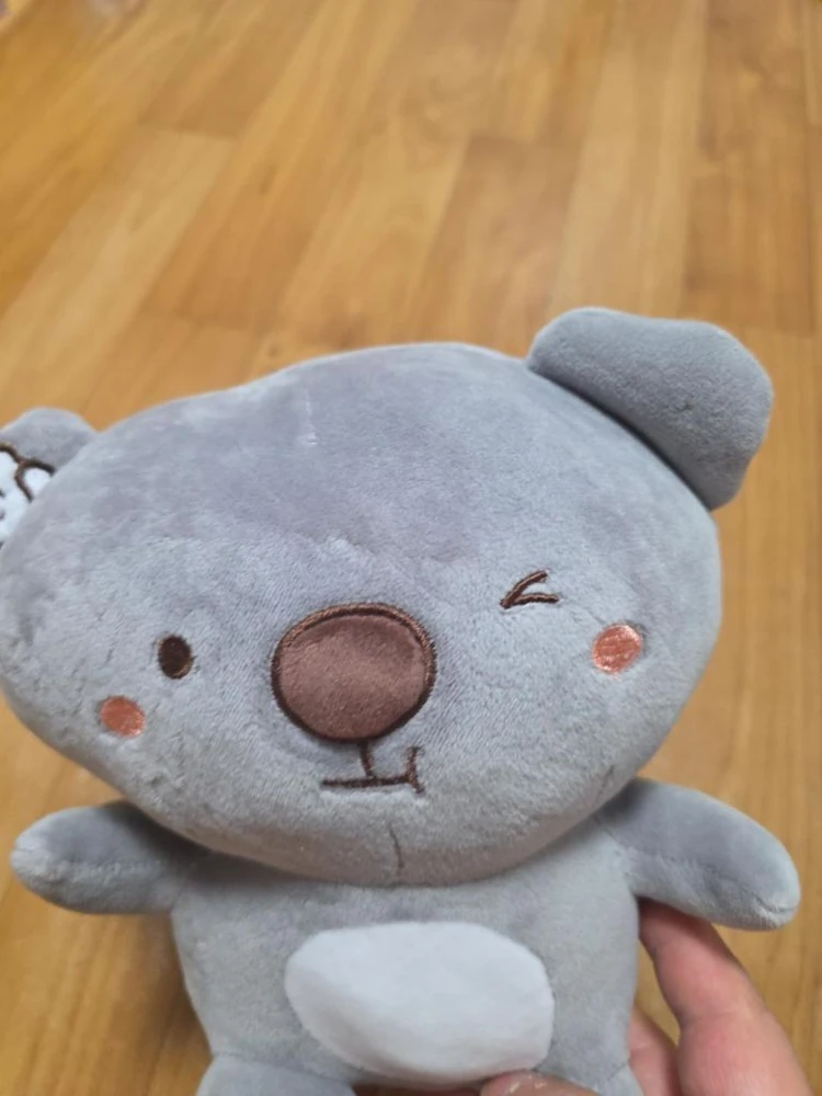 회색 곰 윙크 동물 캐릭터 봉제인형 이미지
