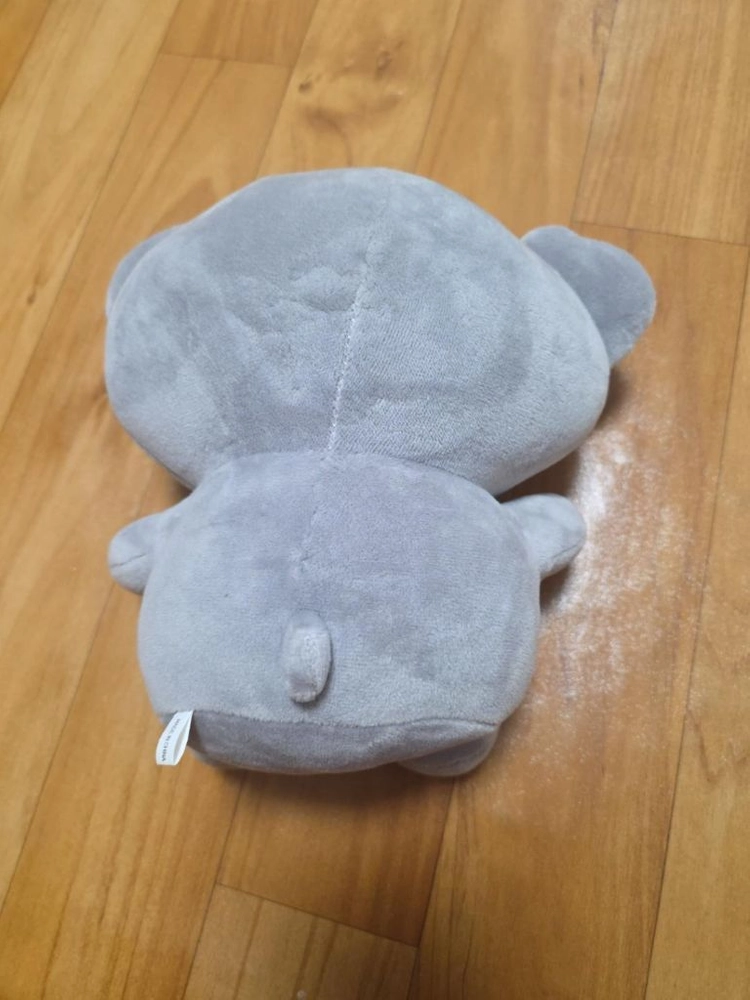 회색 곰 윙크 동물 캐릭터 봉제인형 이미지