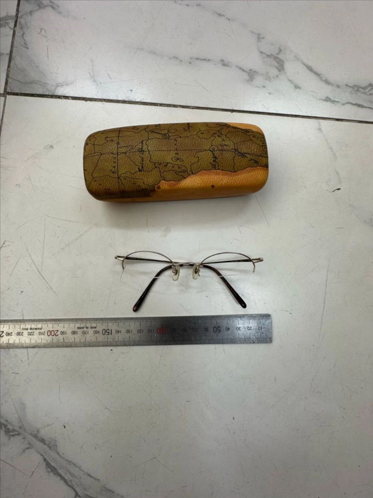 시중에 매물이 거의 없고 구하기 힘든 극희귀 소장 가치 높은 마이클 코어스 M-7037 골드 하프프레임 오리지널 이미지