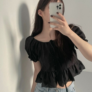 니어웨어 버블리 퍼프 반팔 블라우스 블랙 리본 콩단추 펀칭 레이스/ 프렌치오브 피터앤웬디 가내스라 프리티영띵 미엘 이미지