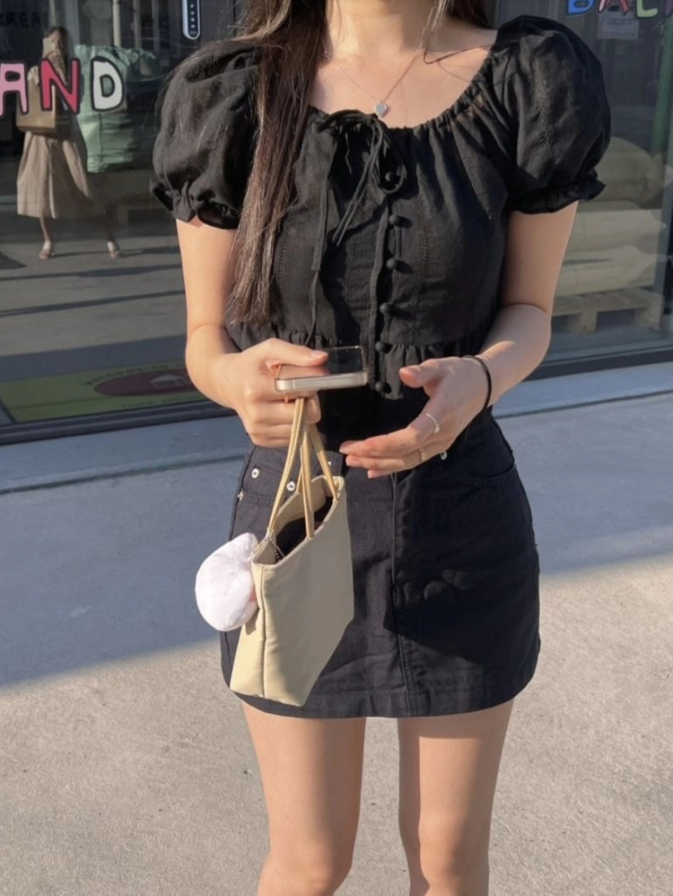 니어웨어 버블리 퍼프 반팔 블라우스 블랙 리본 콩단추 펀칭 레이스/ 프렌치오브 피터앤웬디 가내스라 프리티영띵 미엘 이미지