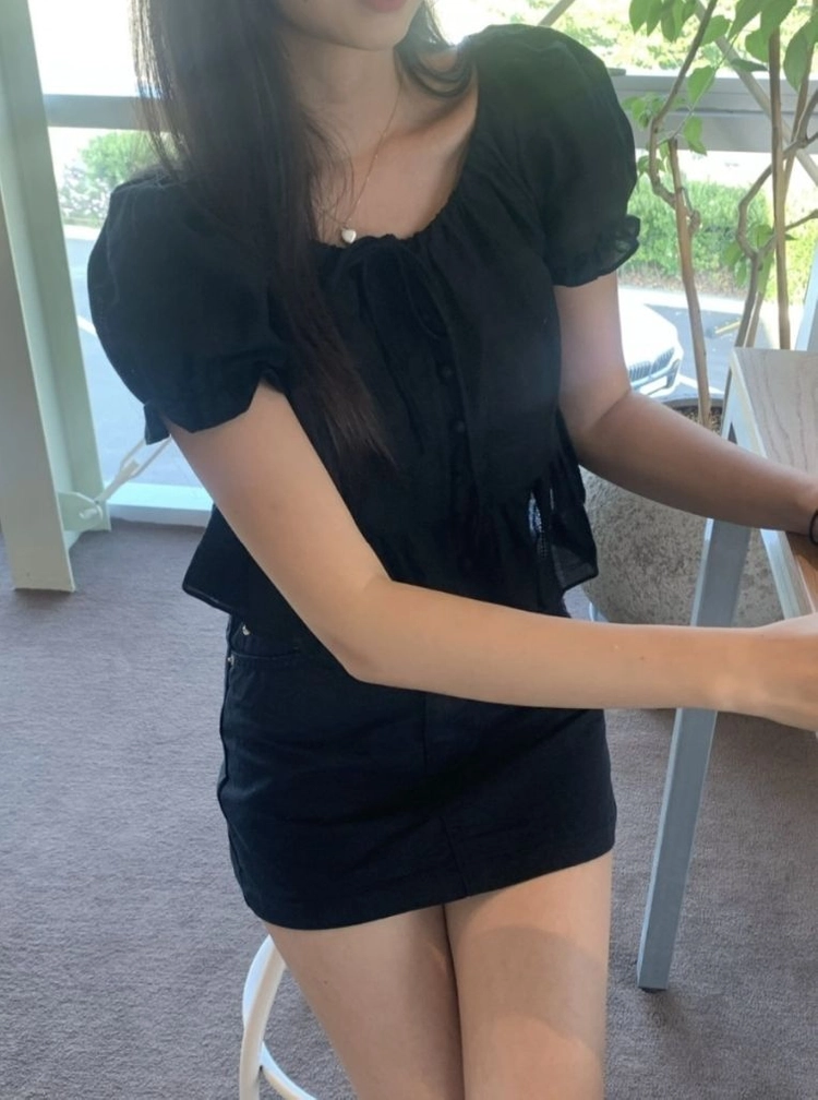 니어웨어 버블리 퍼프 반팔 블라우스 블랙 리본 콩단추 펀칭 레이스/ 프렌치오브 피터앤웬디 가내스라 프리티영띵 미엘 이미지