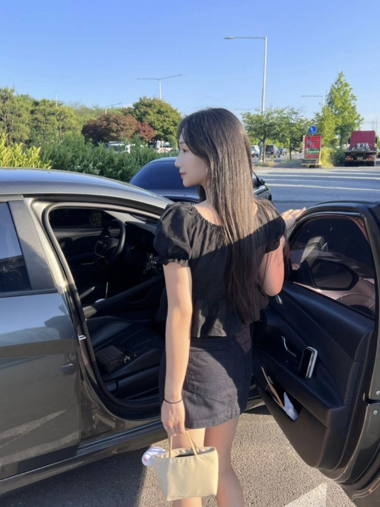 니어웨어 버블리 퍼프 반팔 블라우스 블랙 리본 콩단추 펀칭 레이스/ 프렌치오브 피터앤웬디 가내스라 프리티영띵 미엘 이미지